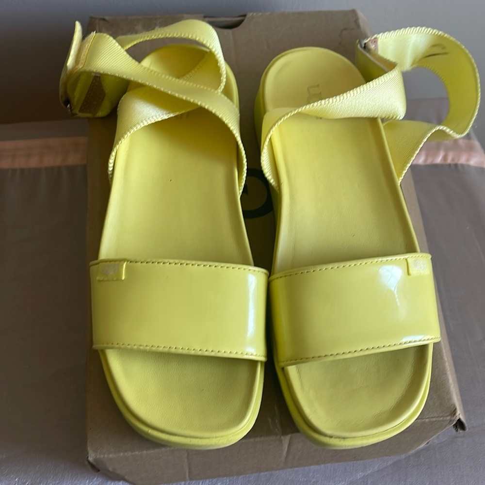 NIB Neon ⚡️Yellow/ Green Ugg Lennox Sandals Women’s size 6✨